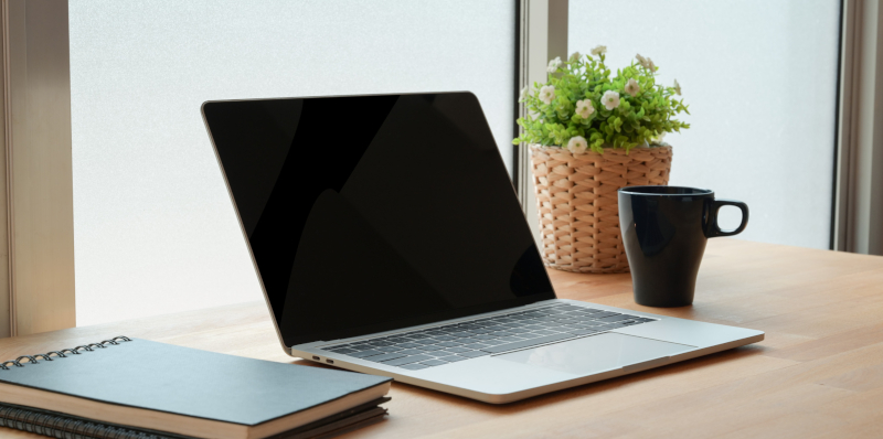 Bureau avec un ordinateur portable